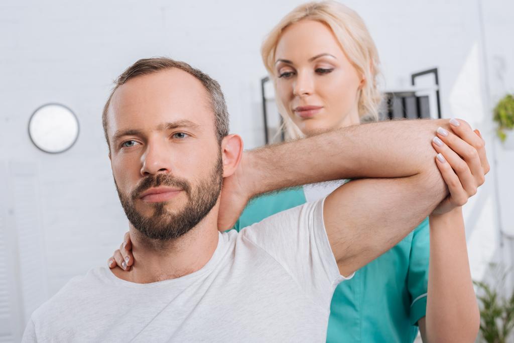portrait de physiothérapeute étirant bras mans à l'hôpital
 - Photo, image
