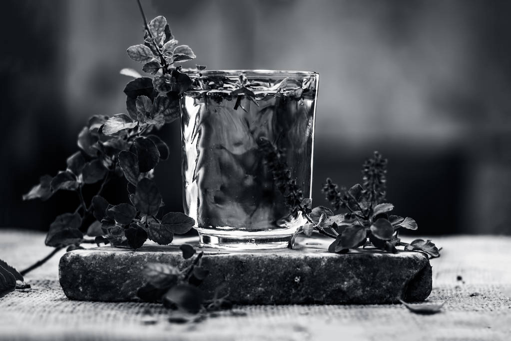 вода ajwain листья и семена, трахиспермама боеприпасы в стакане полезны для потери веса
. - Фото, изображение