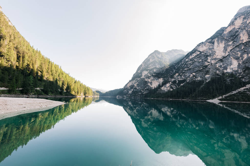 malowniczy widok fascynujące czystym jeziorem, w górach, jezioro Braies, Włochy - Zdjęcie, obraz