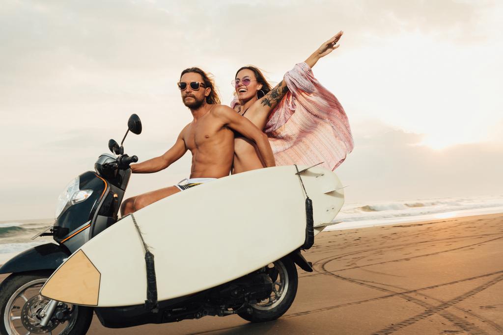 casal andar de moto com prancha de surf na praia em bali, indonésia
 - Foto, Imagem