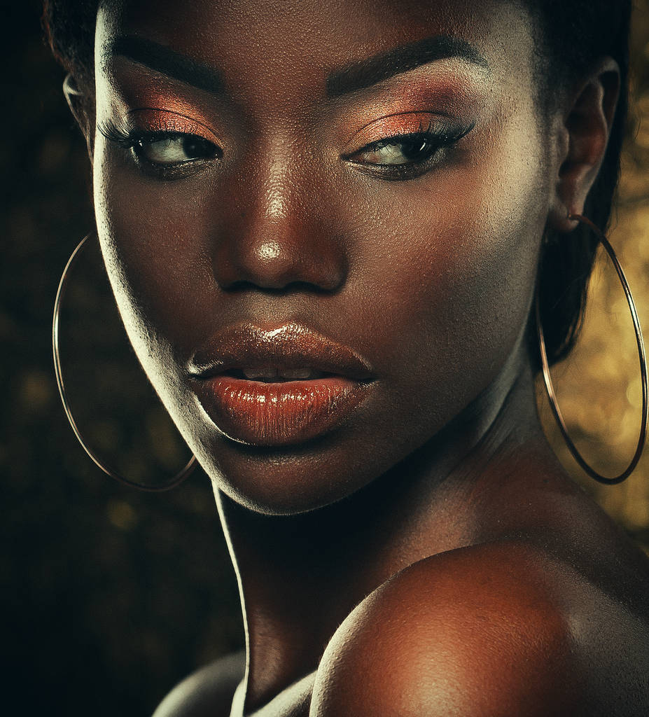 Impresionante retrato de una mujer negra afroamericana sobre fondo dorado
 - Foto, imagen