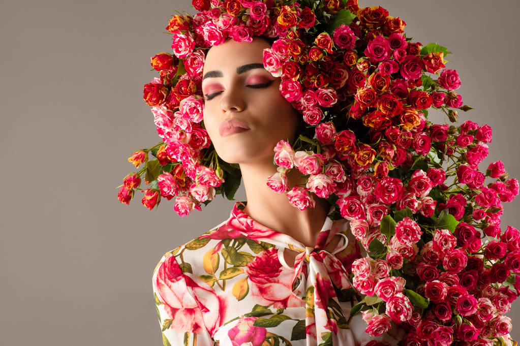 赤いバラの花、ファッショナブルな髪型を持つ豪華な女性  - 写真・画像