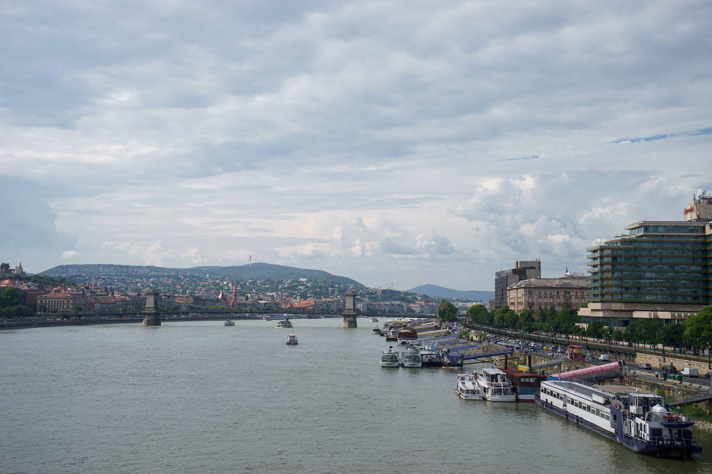 vista da paisagem urbana do rio Danúbio com belo céu em Budapeste
 - Foto, Imagem