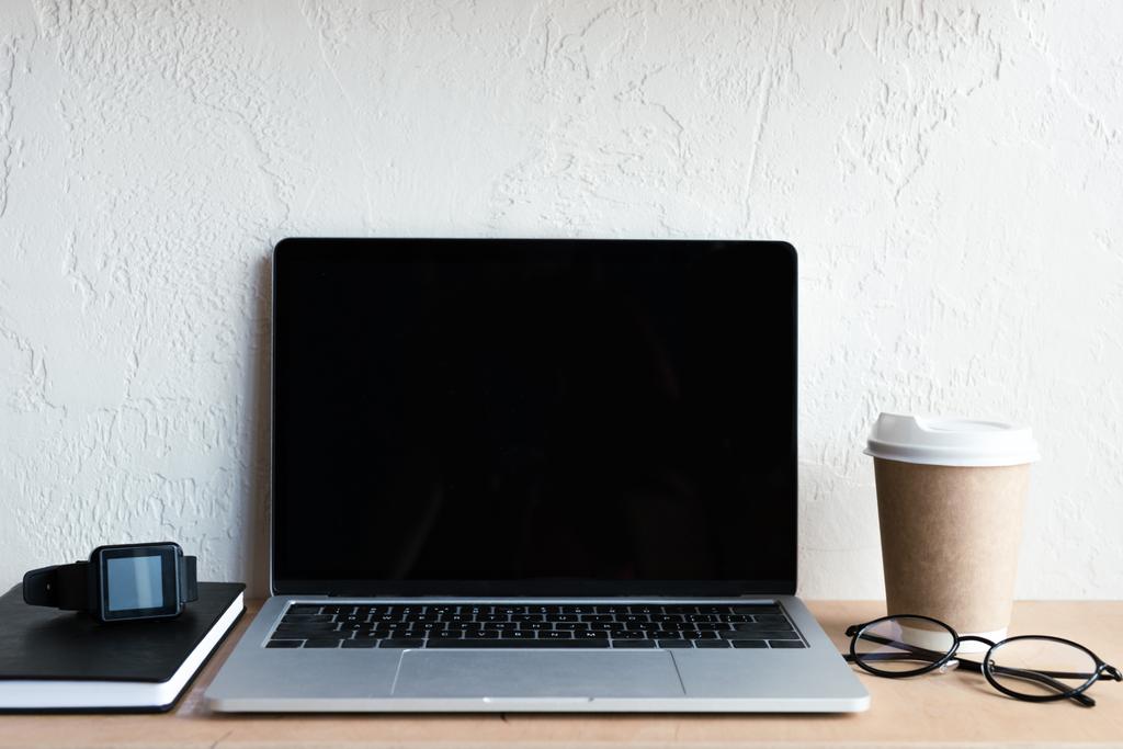 laptop com tela em branco, smartwatch, notebook, óculos e café para ir na mesa
   - Foto, Imagem