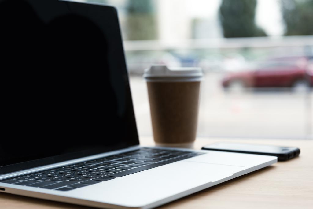 крупный план ноутбука, смартфона и кофе на столе
 - Фото, изображение