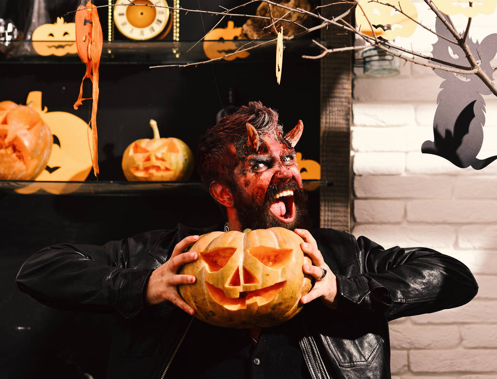 Čert nebo monster párty. Muž na sobě strašidelný make-up pro Halloween - Fotografie, Obrázek