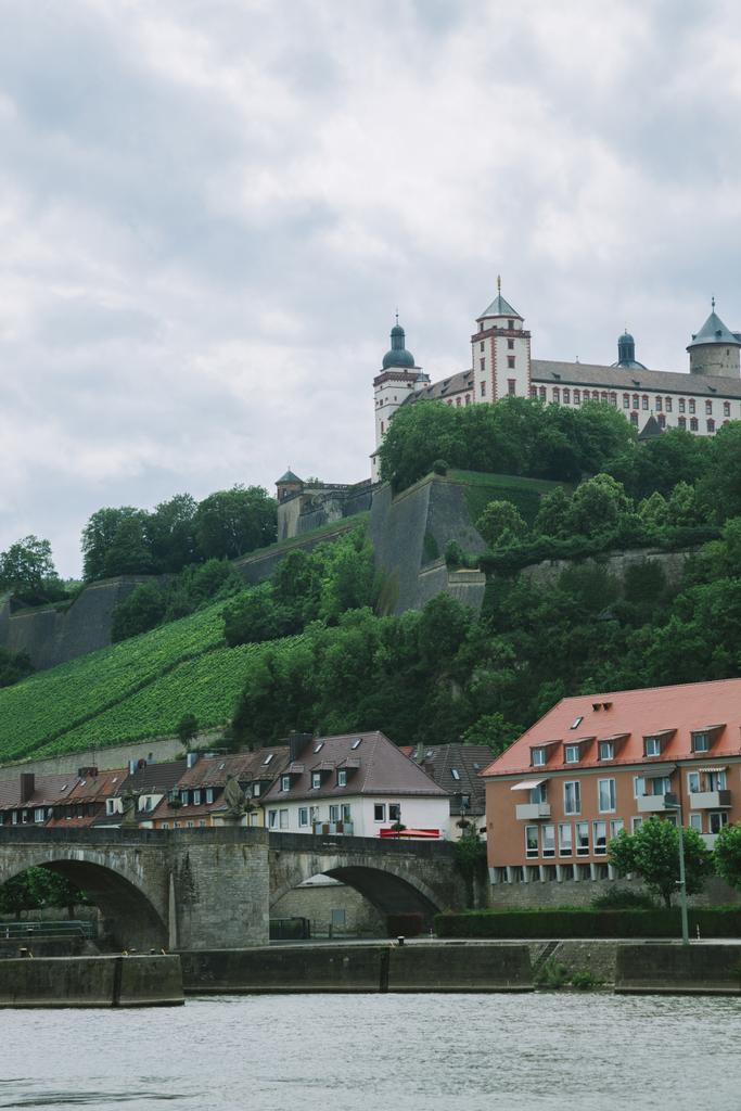 Старая историческая Мариенбергская крепость на холме у реки Майн в Вюрцбурге, Германия
 - Фото, изображение