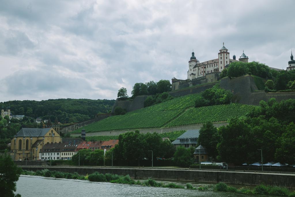 alte historische Festung Marienberg auf einem Hügel am Main in Würzburg, Deutschland - Foto, Bild