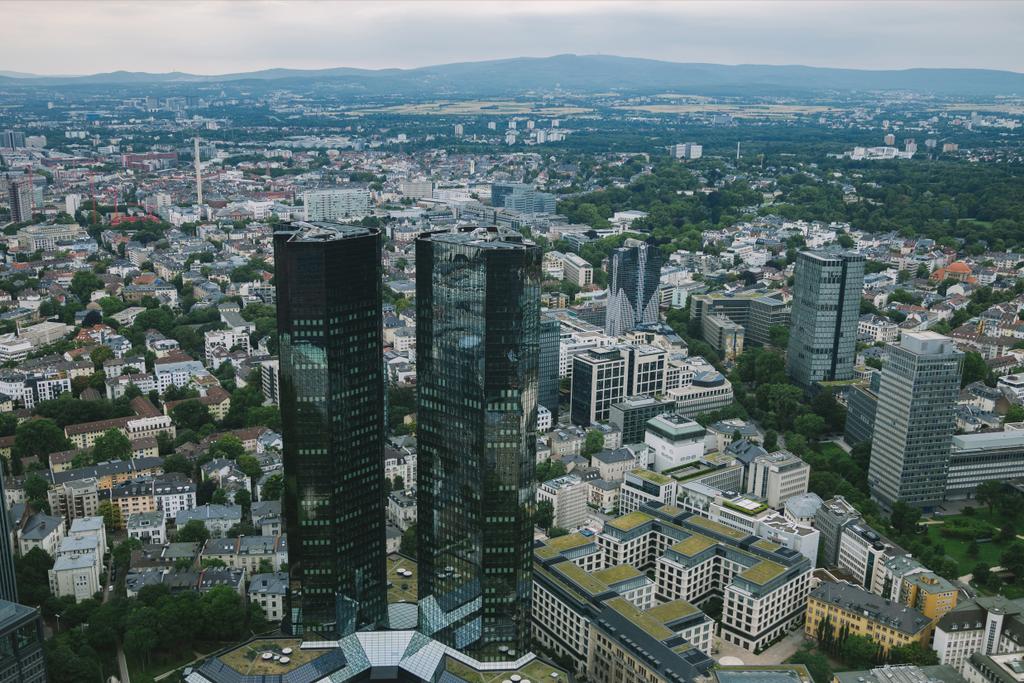 vista aérea da paisagem urbana com arranha-céus e edifícios em Frankfurt, Alemanha
  - Foto, Imagem