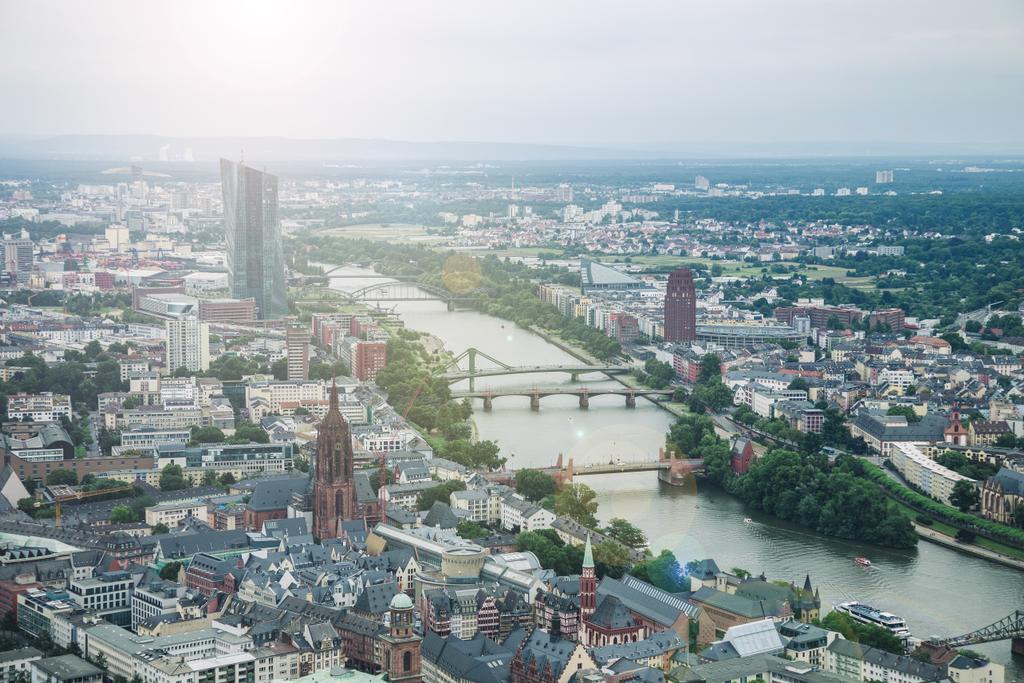 Widok z lotu ptaka rzeki Men i budynków w Frankfurt nad Menem, Niemcy  - Zdjęcie, obraz