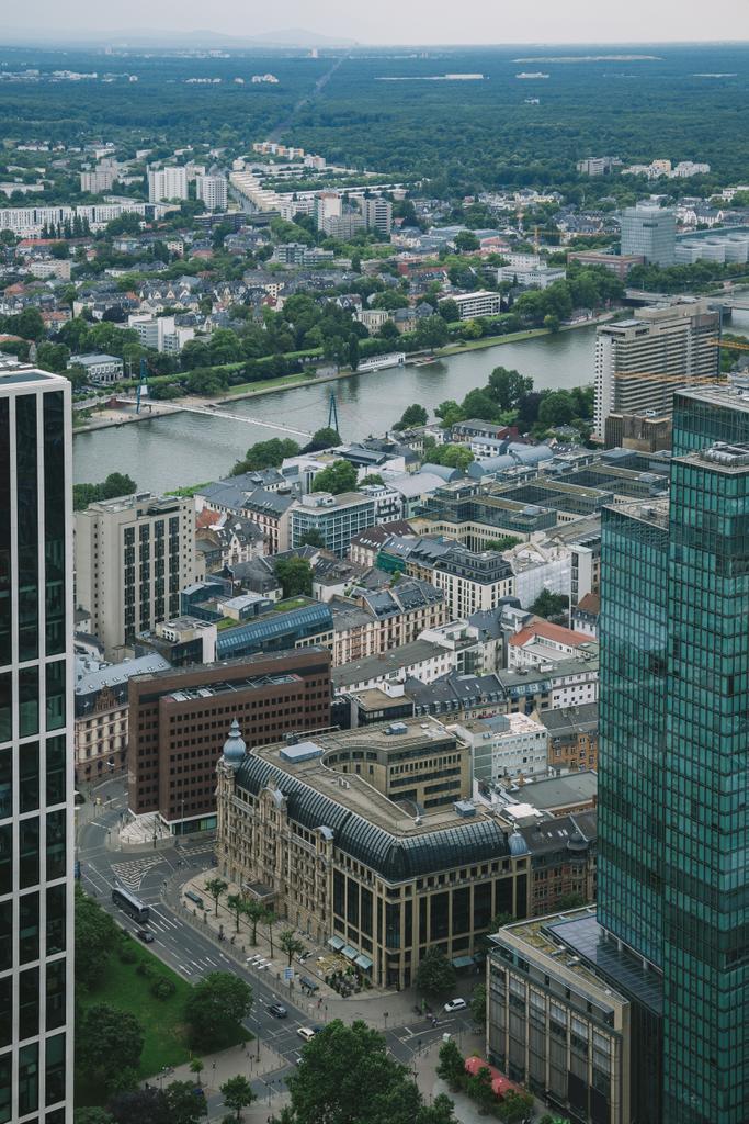 Luchtfoto van stadsgezicht met wolkenkrabbers en gebouwen in de buurt van de rivier Main in Frankfurt, Duitsland  - Foto, afbeelding