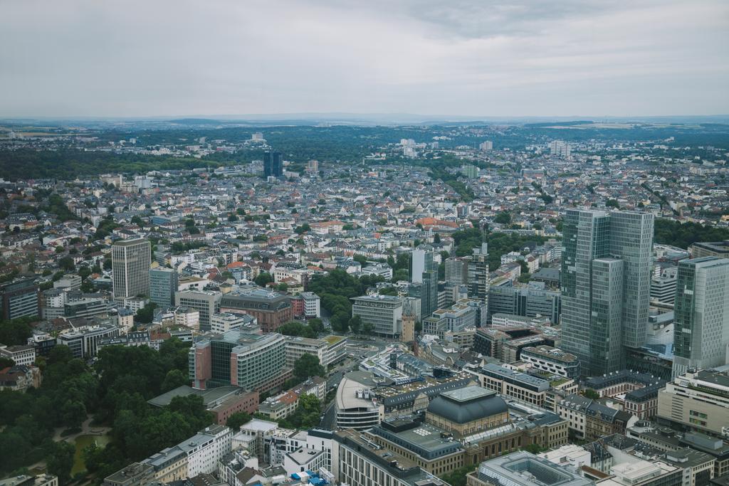 Letecký pohled na panorama s mrakodrapy a budov v Frankfurt nad Mohanem, Německo  - Fotografie, Obrázek