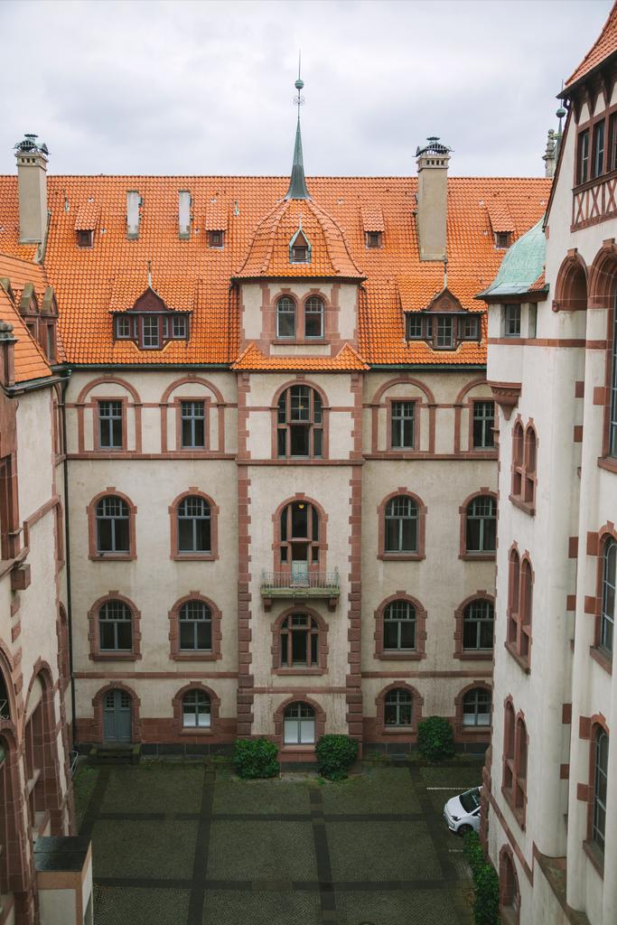 высокий угол обзора двора и зданий в Ганновере, Германия
  - Фото, изображение