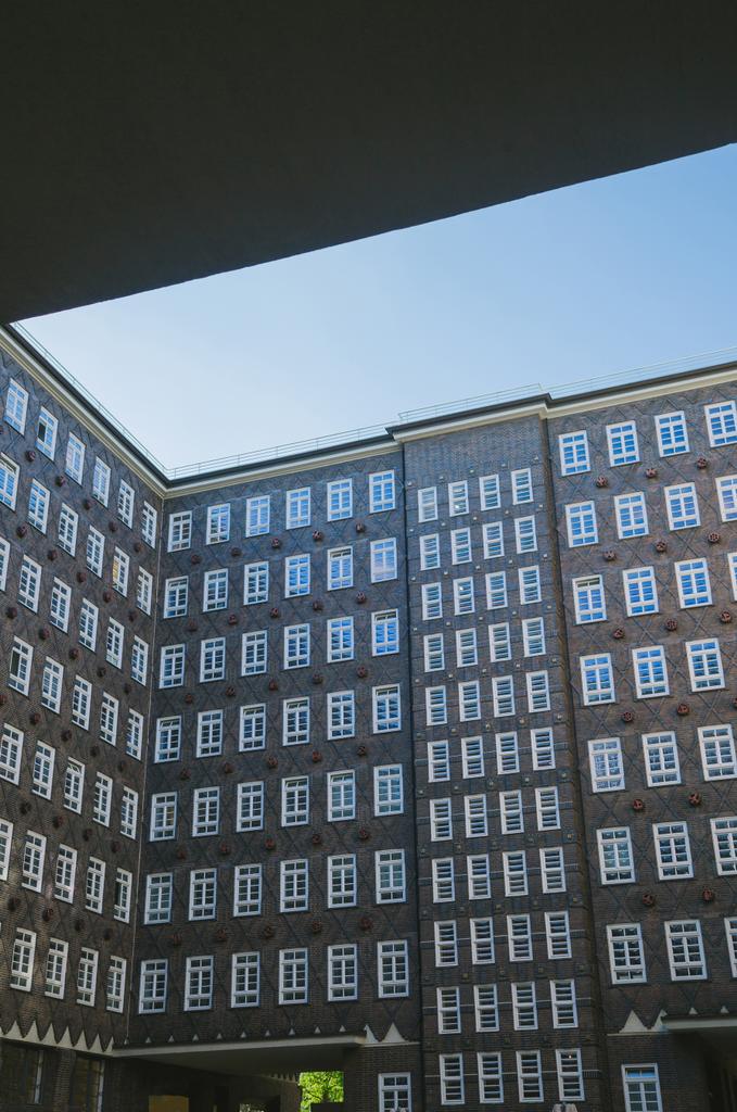 niski kąt widzenia budynku pod błękitne niebo jasne w Hamburg, Niemcy  - Zdjęcie, obraz