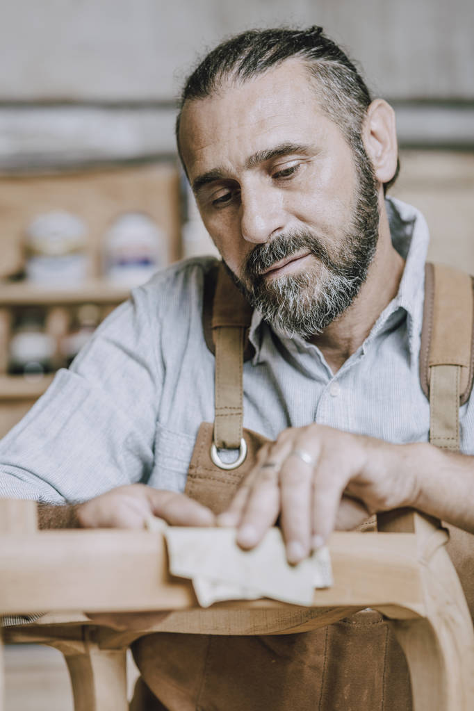 Kavkazská carpenter v práci v dílně - Fotografie, Obrázek