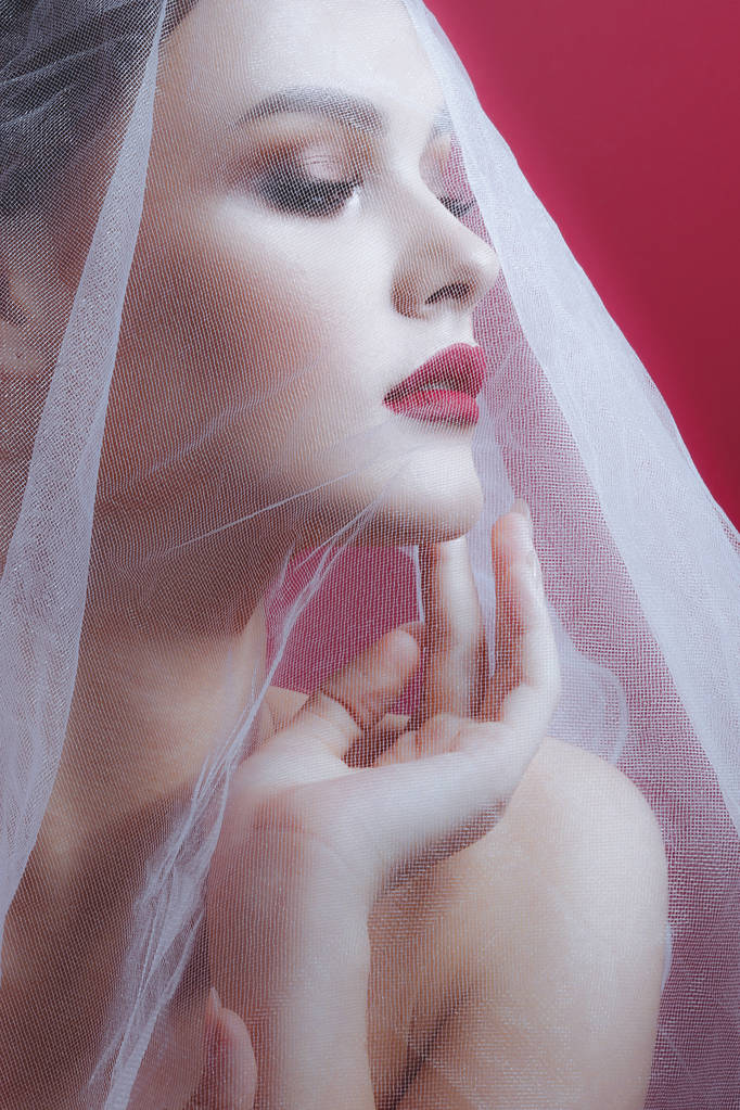 Молодая красивая женщина с чистой идеальной кожей в белой вуали. Портрет красоты
 - Фото, изображение