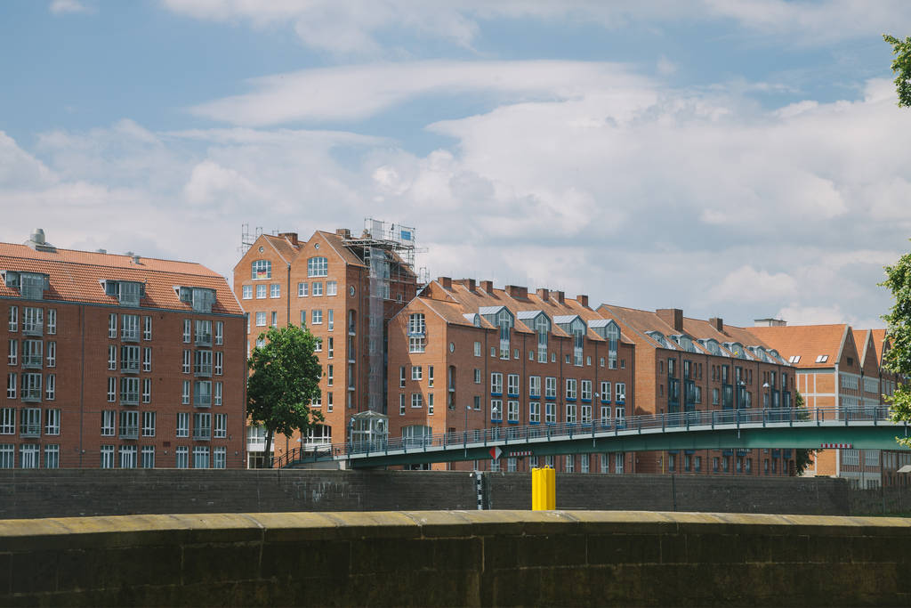 ブリッジと、ドイツのボンで昼間の建物都市の景観  - 写真・画像