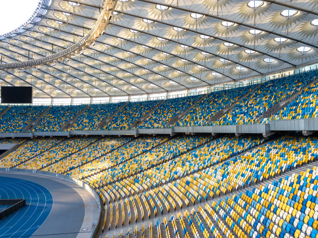 KIEV, UCRANIA 19 de julio de 2018. Complejo Deportivo Nacional Olimpiysky - la parte interior con un campo de fútbol, tribunas en un color azul y amarillo. Vista aérea desde el dron en verano
. - Foto, Imagen