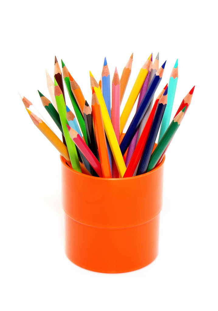 primo piano di matite colorate in tazza su sfondo bianco
 - Foto, immagini