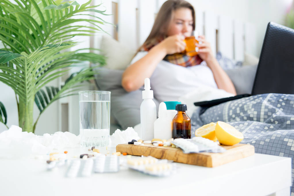 άρρωστος νεαρή κοπέλα με πυρετό που αφιερώνουν χρόνο στο σπίτι - Φωτογραφία, εικόνα