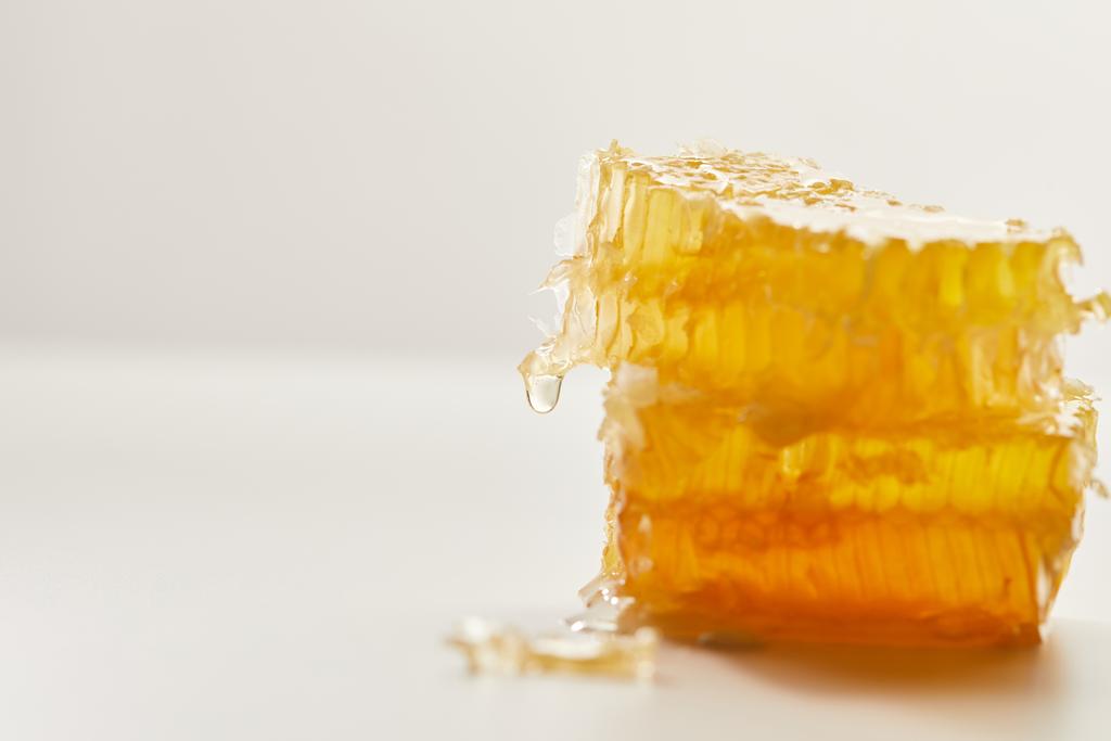 κλείνω πάνω θέα από φυσικό κερί μέλισσας σε λευκό φόντο - Φωτογραφία, εικόνα