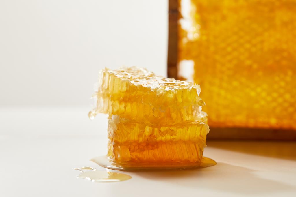 Close-up van stapel bijenwas op witte ondergrond - Foto, afbeelding