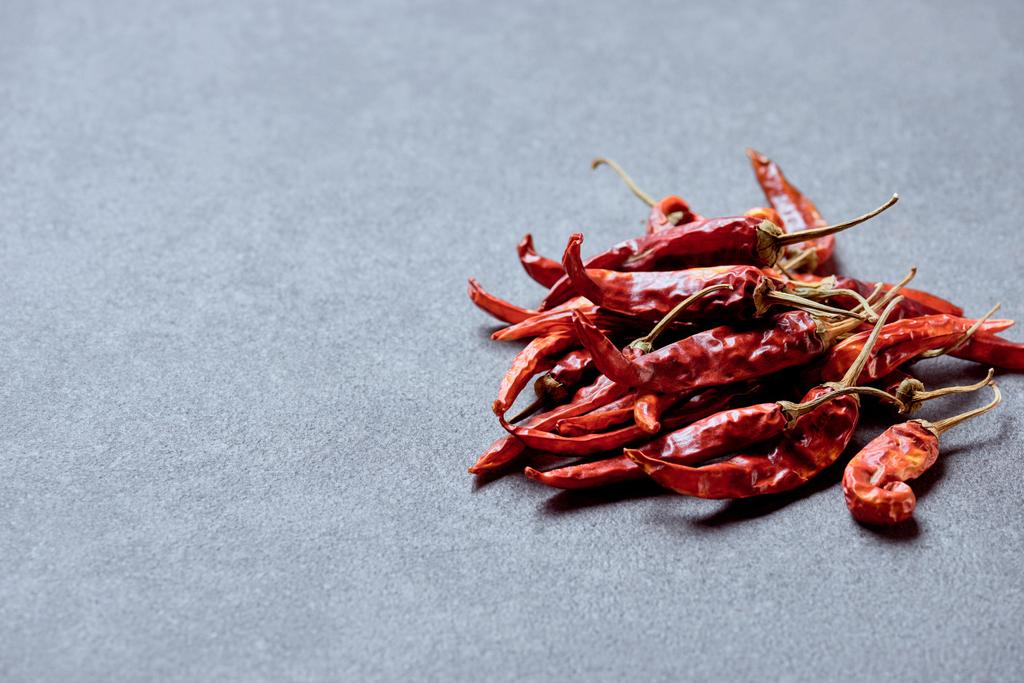 Zobacz pikantne papryki chili na szary Blat z bliska - Zdjęcie, obraz