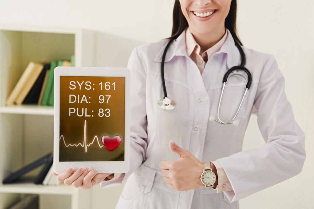 vista cortada do médico mostrando polegar para cima e apresentando tablet digital com aplicativo médico
 - Foto, Imagem