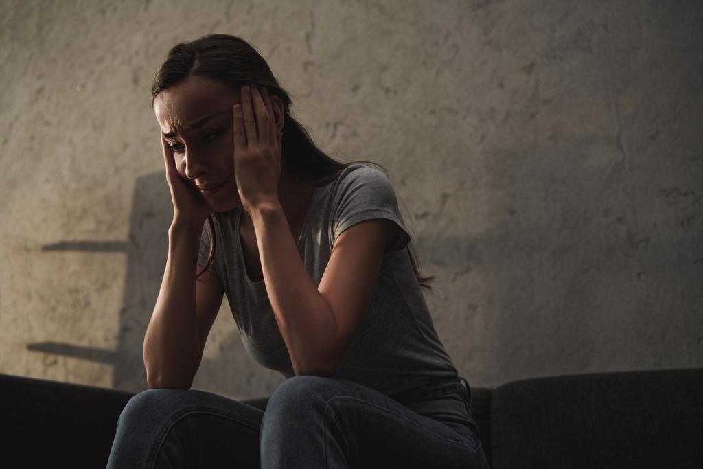 yksinäinen masentunut nainen itkee kotona
 - Valokuva, kuva