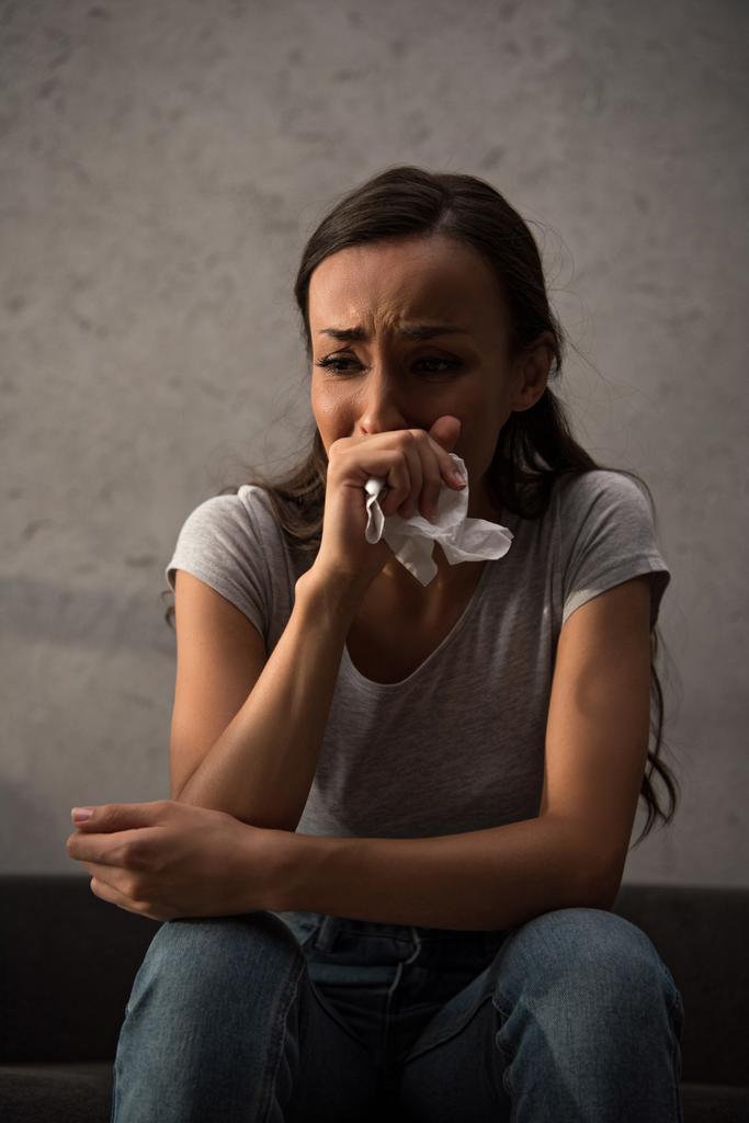 Plačící žena držící ubrousek v depresi - Fotografie, Obrázek