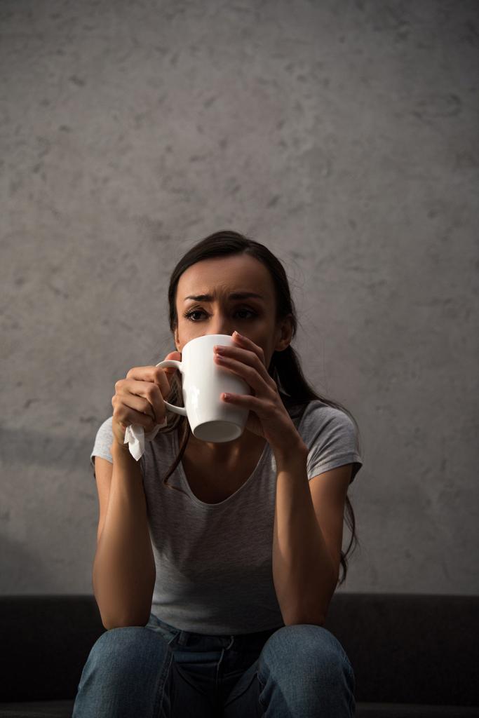 mulher triste atraente beber café em casa
 - Foto, Imagem