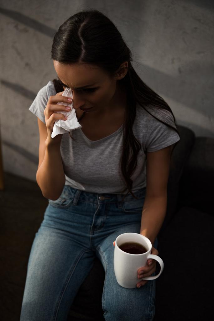 расстроенная женщина плачет и держит салфетку и чашку кофе
 - Фото, изображение