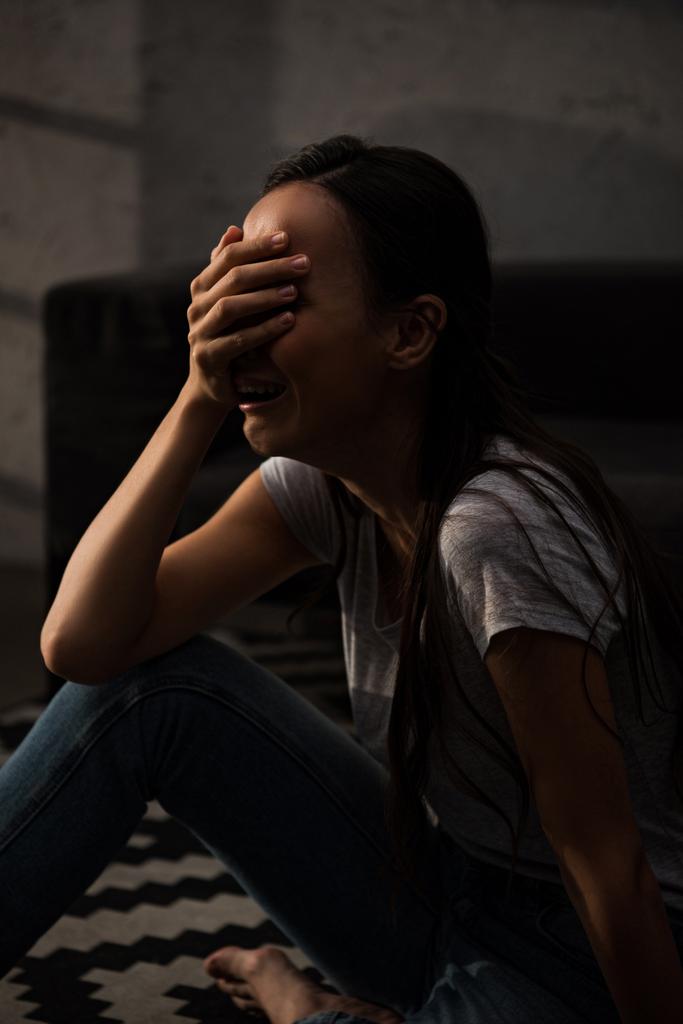 эмоциональная женщина плачет в горе дома
 - Фото, изображение
