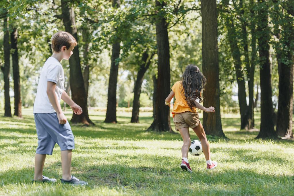 mignons petits enfants jouer avec ballon de football dans le parc
  - Photo, image