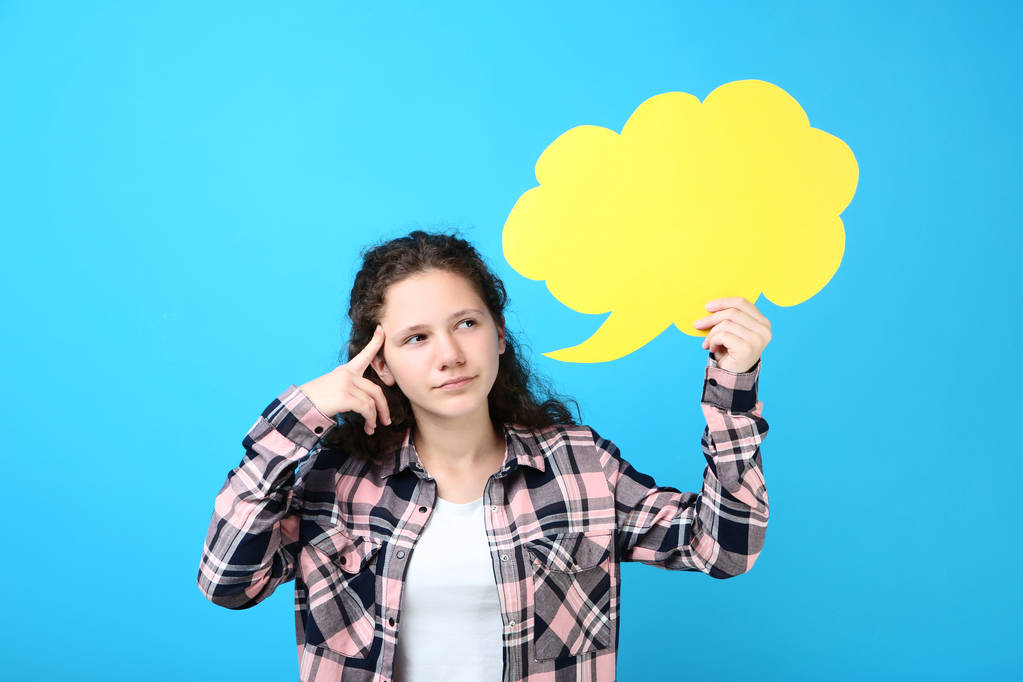 junges Mädchen mit Sprechblase auf blauem Hintergrund - Foto, Bild