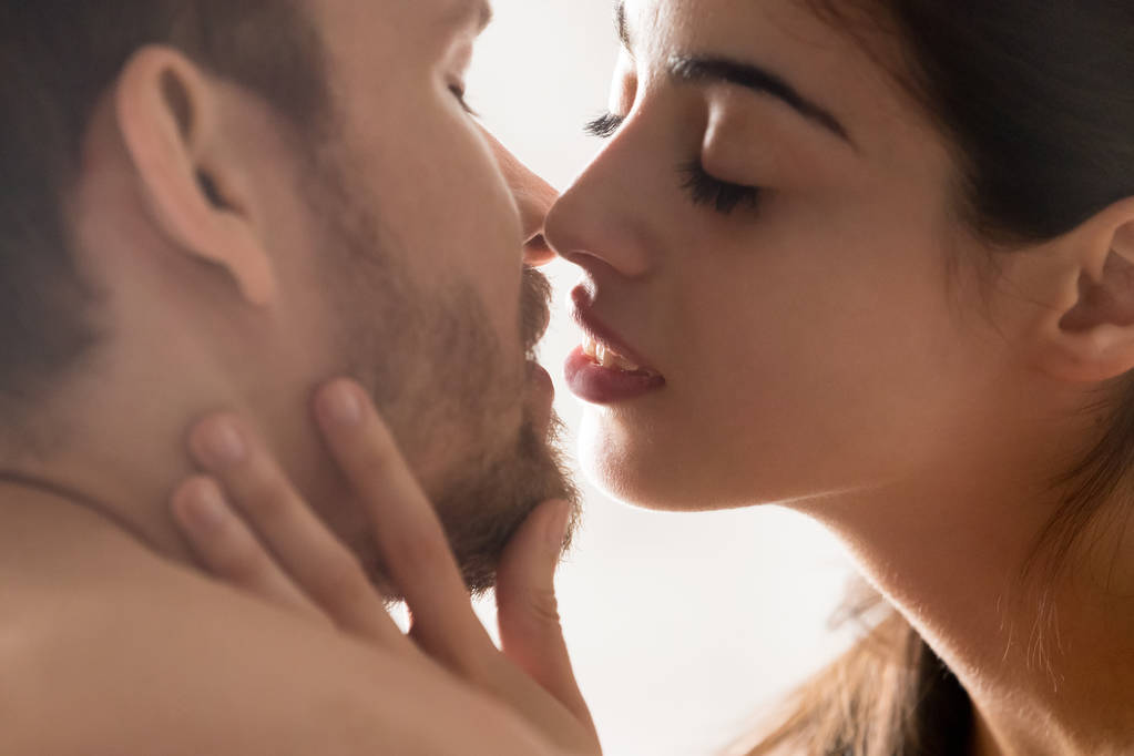 Sensual pareja tocándose mutuamente dispuesta a besarse
 - Foto, imagen
