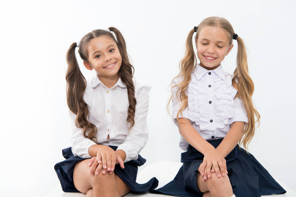 Pikkutytöt hymyilevät koulupuvussa. pikkutytöt takaisin kouluun - Valokuva, kuva