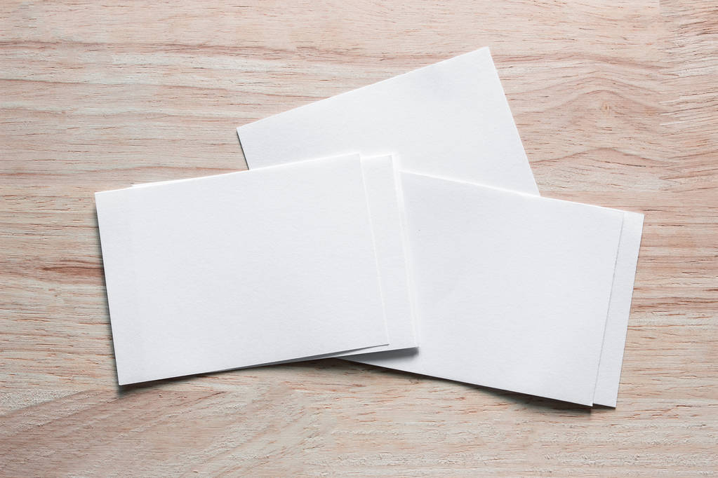 Boş portre mock-up kağıt. Broşür dergi izole kahverengi ahşap masa, değiştirilebilir arka plan / beyaz kağıt ağaç izole - Fotoğraf, Görsel