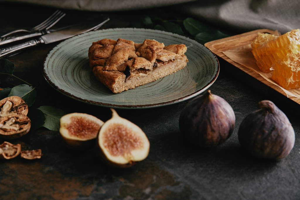 taze incir ve ev yapımı pasta plaka üzerinde karanlık grungy masa üzerinde görünümünü kapat - Fotoğraf, Görsel