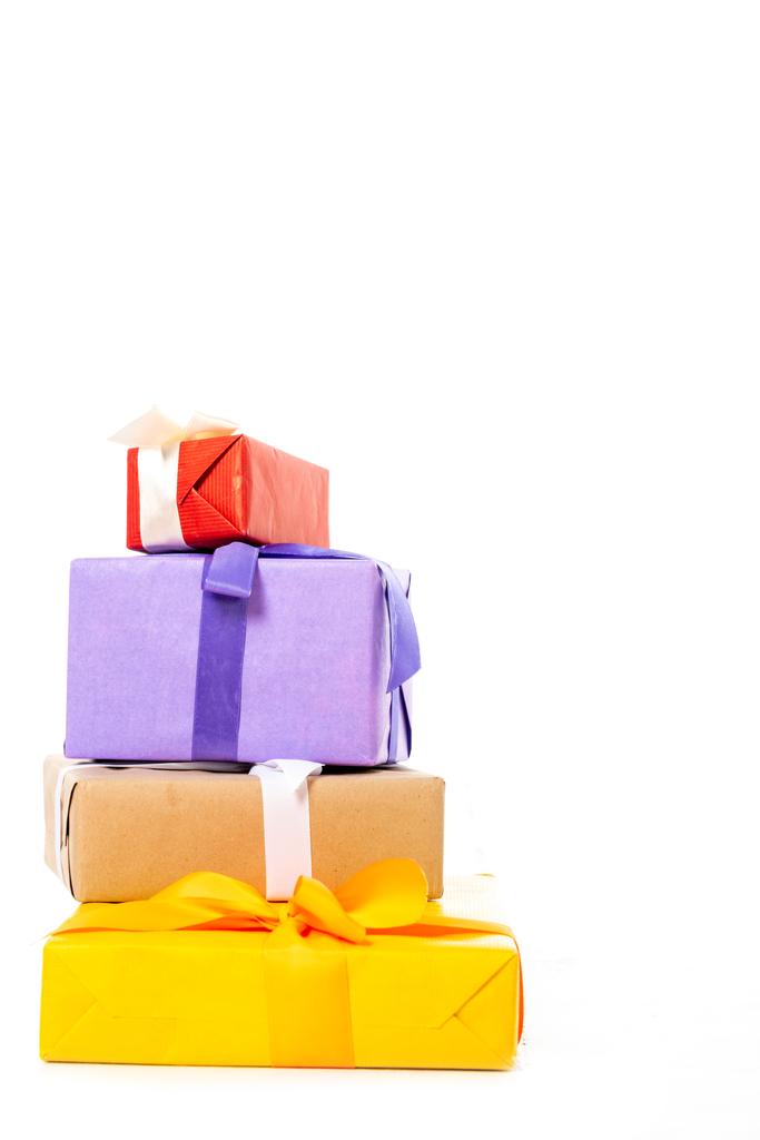 Montón de coloridas cajas de regalo aisladas sobre fondo blanco
  - Foto, imagen