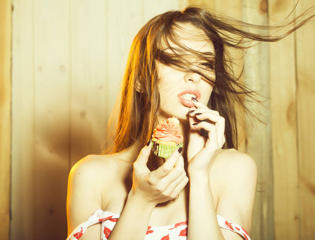 Mulher sensual com cupcake
 - Foto, Imagem
