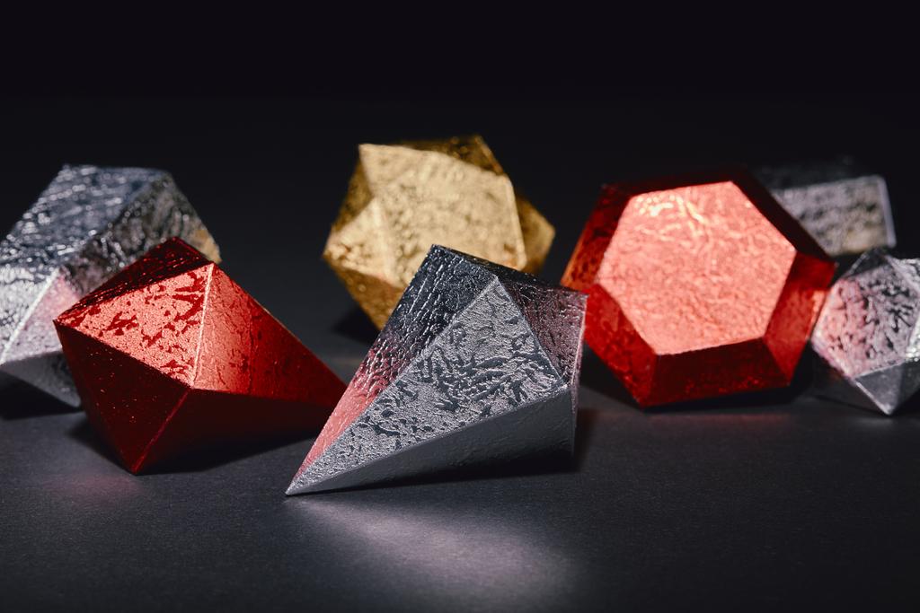 Nahaufnahme glänzender goldener, roter und silberner Mineralien auf Schwarz - Foto, Bild