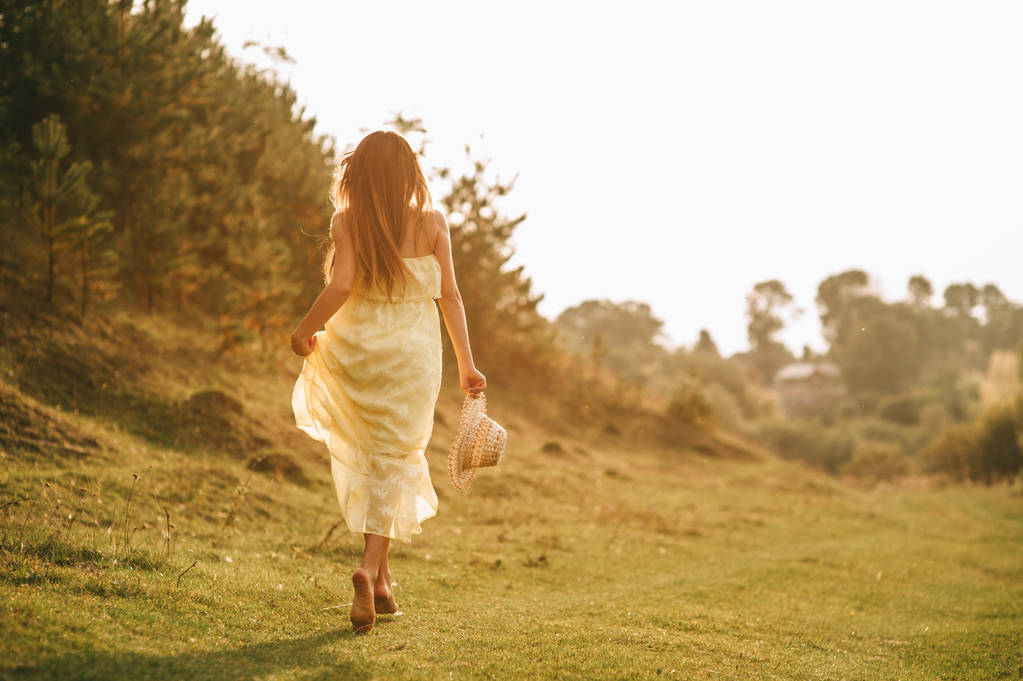 menina feliz caminha na natureza ao pôr do sol
  - Foto, Imagem