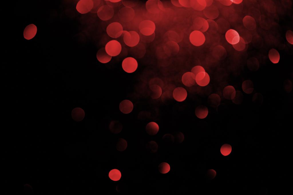 красный декоративный боке на черном фоне
  - Фото, изображение