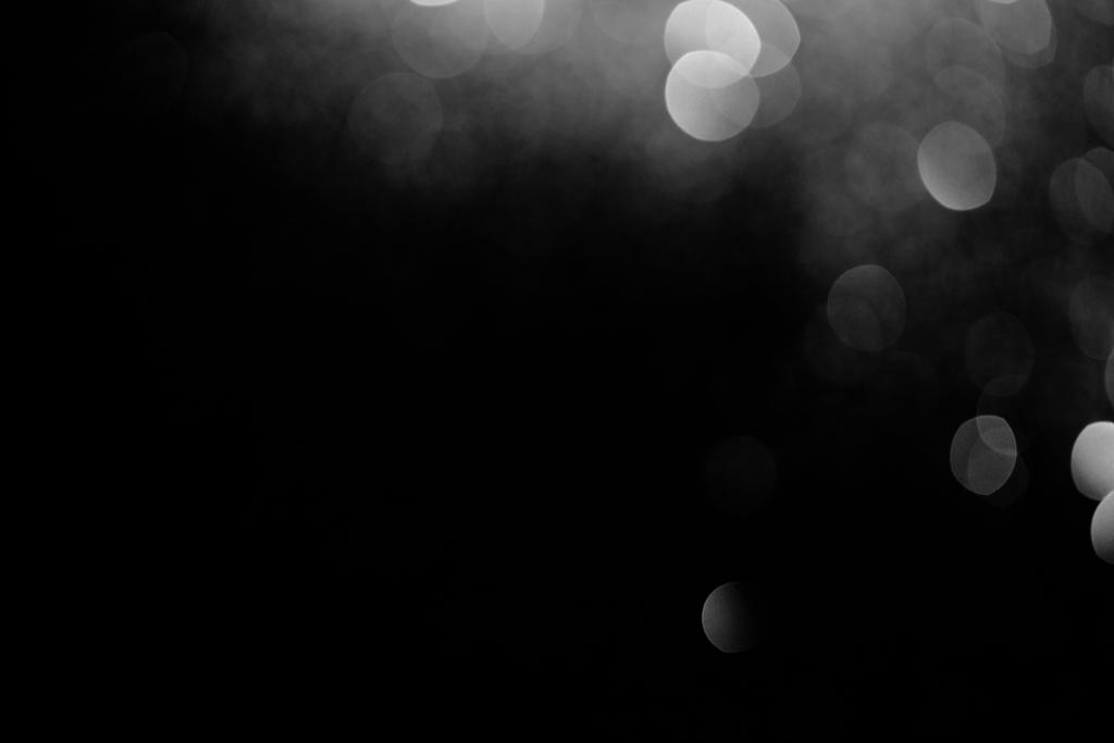 szikrázó ezüst bokeh, fekete háttér, ünnep  - Fotó, kép