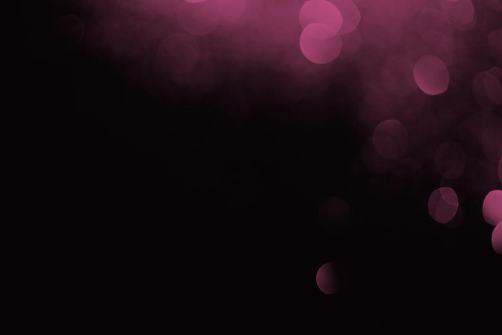 bokeh violet sur fond noir pour la célébration
  - Photo, image