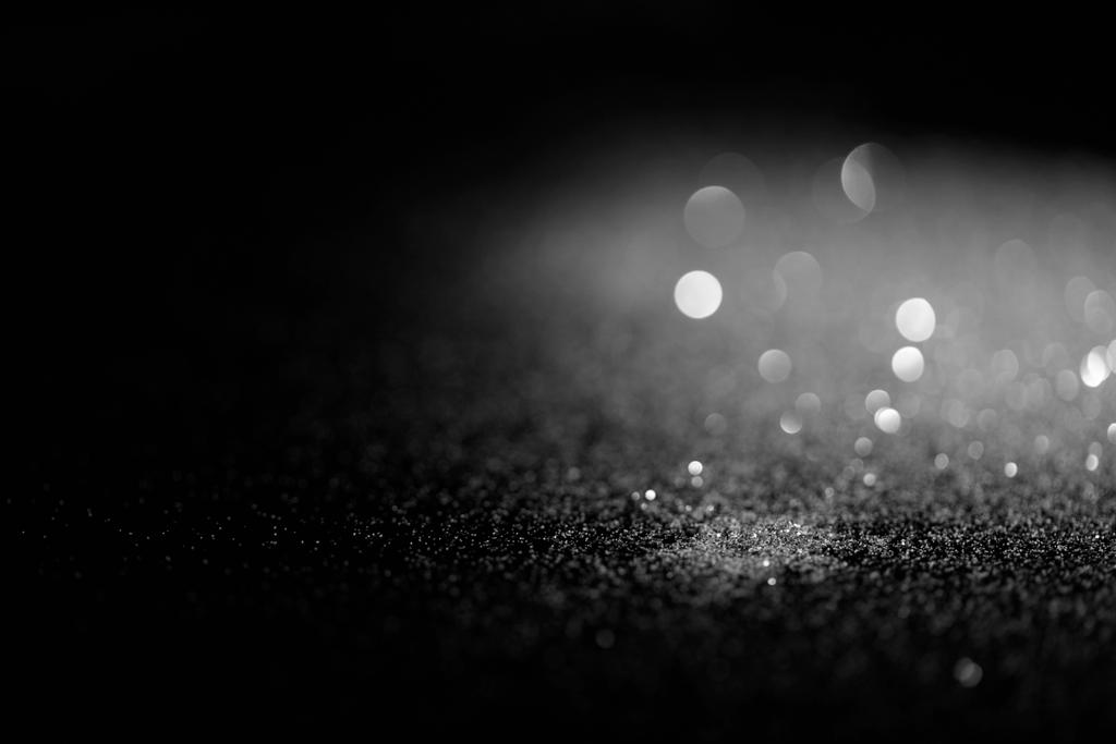 θολή Λαμπερό ασημί γκλίτερ σε σκούρο φόντο - Φωτογραφία, εικόνα