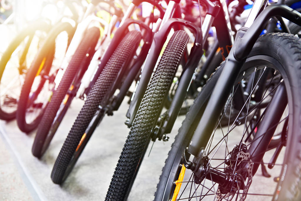 Ряд современных горных велосипедов в спортивном магазине
 - Фото, изображение