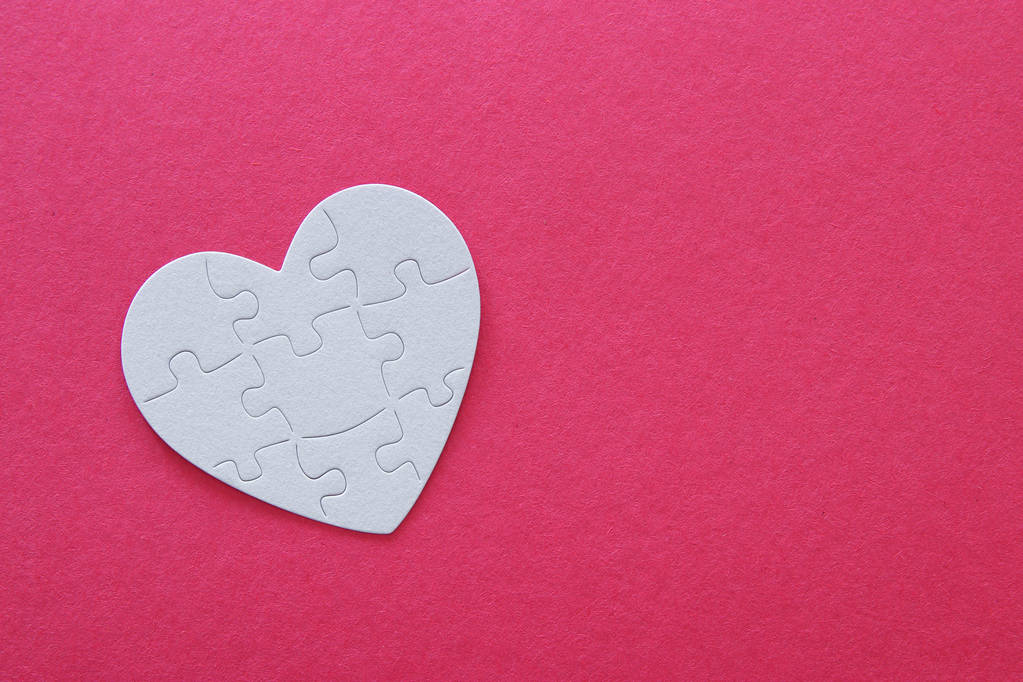 Вид сверху на бумажное белое сердце на розовом фоне. Здравоохранение, пожертвования, Всемирный день сердца и концепция Всемирного дня здоровья
 - Фото, изображение