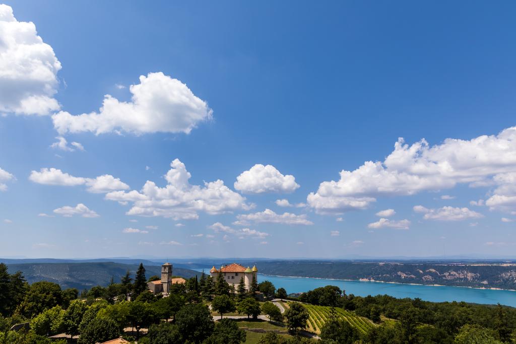 повітряний вид на спокійний пейзаж з красивою архітектурою і величною природою в провансі, Франція
 - Фото, зображення